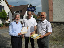 Pfarrer Franz Leithenmayr; Matthias Schmidt (NABU); Hagen Späth (Verein SOS Weißstorch)