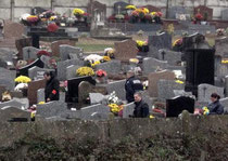 Les enquêteurs s'affairaient autour de la tombe d'un jeune dans le cimetière de Fosses (Vald'Oise), là ou le corps d'une jeune femme a été retrouvé MaxPPP/PHOTOPQR/LE PARISIEN