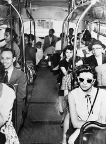 かつて米国のバスには白人席と黒人席があり、1956年、最高裁判決で違憲とされるまで続いた