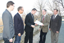 v.l.: Mirko Zerwell, Vereinsmitglied, Oberbürgermeister Andreas Henke, Vereinsvorsitzender Chris Schöne, Stadtratspräsident Dr. Volker Bürger und Vereinsmitglied Knut Schneider während der Übergabe der Hilariusspende an den Verein Halberstädter Berge e.V.