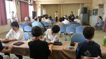西淀川区佃地区敬老会でのハンドケア訪問の光景