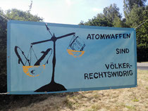 Transparent auf dem Kreisel vor dem Haupttor zum Fliegerhorst Büchel