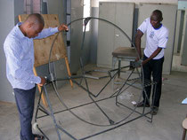 Aufbau des ersten Solarkochers in Pitoa, Kamerun