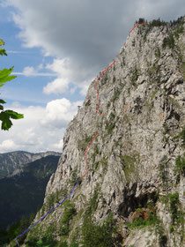 Übersicht Wr. Neustädter Weg, blau - Zustieg, rot - Routenverlauf, fotografiert vom Einstieg des Teufelsbadstubensteigs