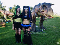 Sabselol and Ciwana Black in front of a dinosaurier