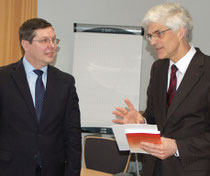 Reinhard Hegewald (links) und der Leiter des Studienseminars Leer, Dr. Johann Sjuts. Foto: Ehrig