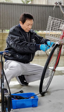 前輪タイヤの交換作業中🚲