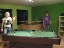 Lena und Alexander - Billard vor der neuen Theke