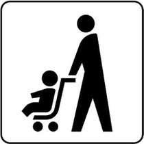 子供が乗ったベビーカーを大人が押し歩くデザイン