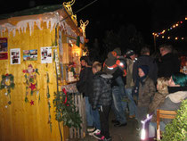 Weihnachtsmarktbesucher am Stand der DRGK