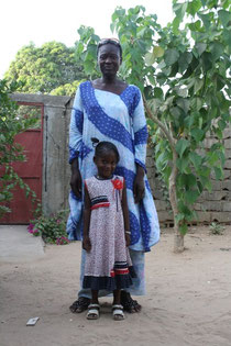 Une Maman pose avec sa fille pour les parrains de celle-ci