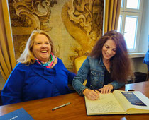 Eintrag ins Goldene Buch der Stadt Marktheidenfeld Kathy Kelly und Silke Meiler-Krebs 30.03.2025