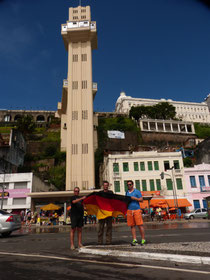 Vor dem Elevador Lacerda