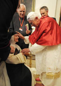 Benedicto XVI bendice a M. Teresita