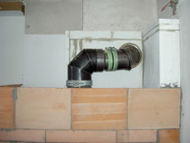 Der Kamineinsatz wird an den Schornstein angeschlossen.