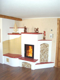 Landhaus-Kachelofen mit Holzfach