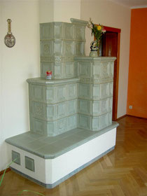 traditioneller Kachelofen mit beheizter Sitzfläche