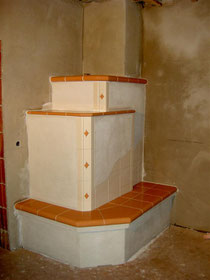 klassicher Kachelofen mit Beschickung vom Nebenraum