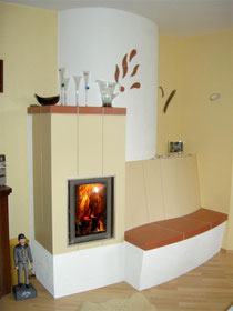 mit schräg gestellter und gleichzeitig geschwungener Sitzbank