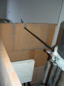 Die Welle der Drosselklappe wird angebracht.