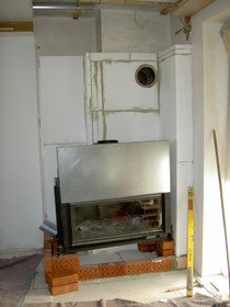 Die angrenzenden Wandflächenden müssen in ausreichender Stärke mit geeigneter Dämmung verkleidet werden.