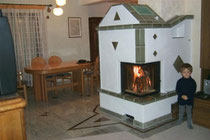 durch die große Eck-Scheibe hat man aus allen Blickwinkeln einen guten Blick aufs Feuer