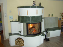 mit praktischem Holzfach und gemütlicher Sitzbank