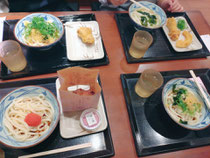 芸術鑑賞会の日の夜ご飯にみんなで丸亀のうどんを食べました️⭕️
