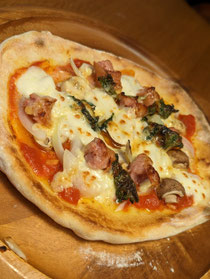 前回も父の料理の写真だったのですが、今回も載せさせていただきます💦これは私の誕生日の時に作ってくれたピザです!ちなみに生地も手作り🍕