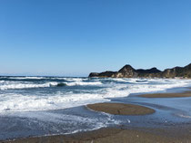 冬空に浮かぶ白波と岩壁が綺麗です🌊