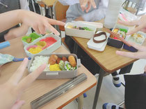パーカッション1年女子でお昼を食べた時の写真です💓