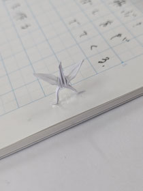 友達が折った鶴を立たせてみました!