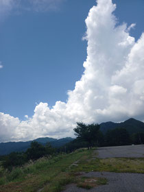 合宿で大きな雲を眺めながら練習しました！