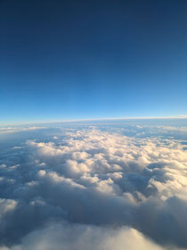 シンガポール➝成田の機内にて（撮影：友達）こんな空が見えてたそうな。画像クリックで北高HPの報告ページに飛びます