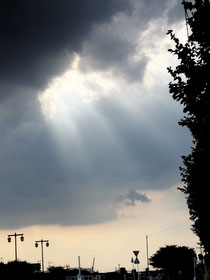 雲のスキマから差す光…神々しい🤲