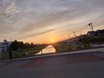 下校中に撮った夕焼けです!水面の反射が綺麗✨