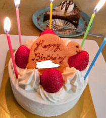 12月下旬の妹の誕生日に食べたバースデーケーキです🎂🎉私はホールケーキの後ろにあるガトーショコラを食べました😋
