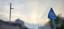 最近の夕日です。数分前まで雲の下にお日さまが見えてました
