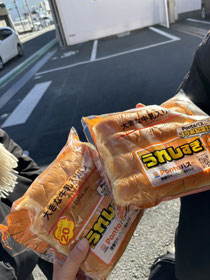 途中で買った大きなパン🍞