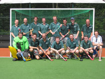 Die bundesligaerfahrene Traditionsmannschaft "Limburger Säcker" will beim LHC-Jubiläum die Olympiahelden schlagen. Stefan Saliger (hinten, 4.v.li.) und Keeper Michael Knauth (vorne, 3.v.re.) treten diesmal aber auf der Seite der 92-er Goldmedaillengewinn