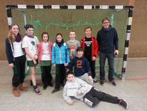 Das Siegerteam der Limburger Tilemannschule: (v.li.) Katharina Dehm, Julie Hertel, Sofie und Stefi Yurov, Khetho Jankowski, Thomas Peters und Trainer Mirco Hanke. Kniend: Jannis Collee, Leo Kirchner