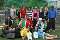 Die Mädchen und Jungen der Limburger Tilemannschule mit ihrem Trainer Mirco Hanke (rechts) gewannen den Feldhockey-Regionalentscheid.