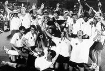Der Olympiasieger von Barcelona 1992 mit den Limburgern Ulli Becker (Physio, stehend, ganz links), Stefan Saliger (stehend, 4. v. links), Trainer Paul Lissek (stehend, ganz rechts), Michael Knauth (Torwart, 3. von links unten)