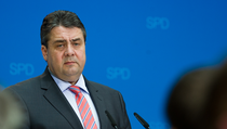 "Wir bedauern den Rücktritt von Bundesminister Friedrich“, erklärte SPD-Chef Gabriel am Montag. (Foto: dpa)
