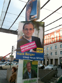 Wahlplakate am Hauptbahnhof