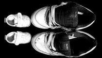 "due paia di scarpe a confronto" di Elisa Martorana