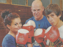 v.l.: Elisa und David (beide 14) mit ihrem Trainer Michael Mock. (Quelle: Hamburger Morgenpost, Foto: Quant.)