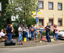 Unser Orchester mit seinem „neuen Dirigenten“ Maic Lindenfelser (Bild: Maic Lindenfelser)
