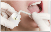 Anhaltender Schutz für die Zähne mit Fluoridierung beim Zahnarzt (© proDente e.V.)