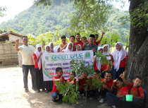Many students actively participating in tree planting at Jepara Junior High School even on holiday